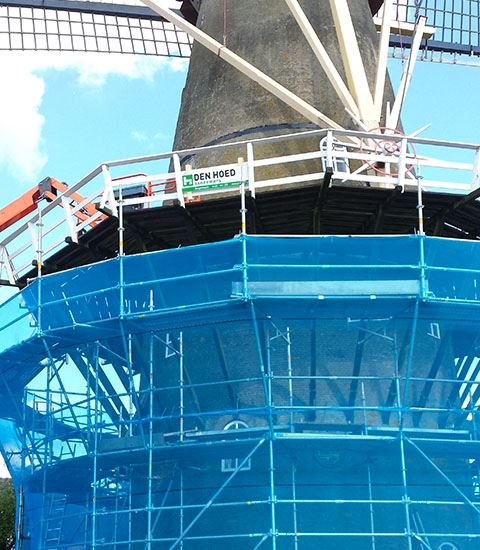Afix fast X52 renovatiesteiger met steigernet voor Hollandse molen in Bergambacht