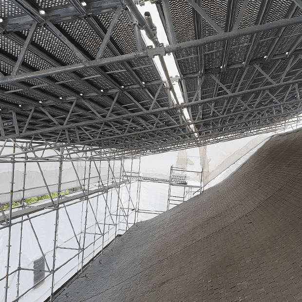 Afixfast X52 spann scaffold with lattice beams as rood and walking platform