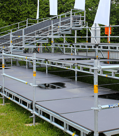 Afixfast X52 tribune steiger voor evenementen met voetspindels
