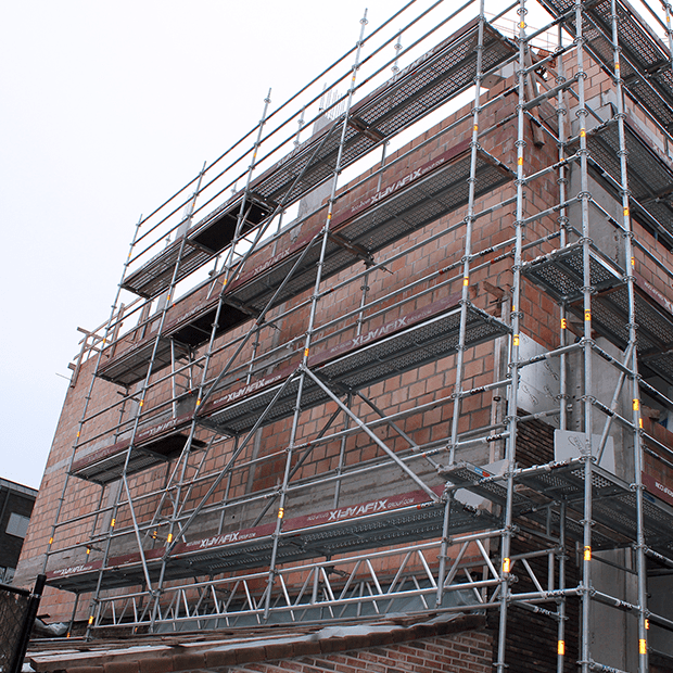 Afixfast masonry scaffold with lattice beams