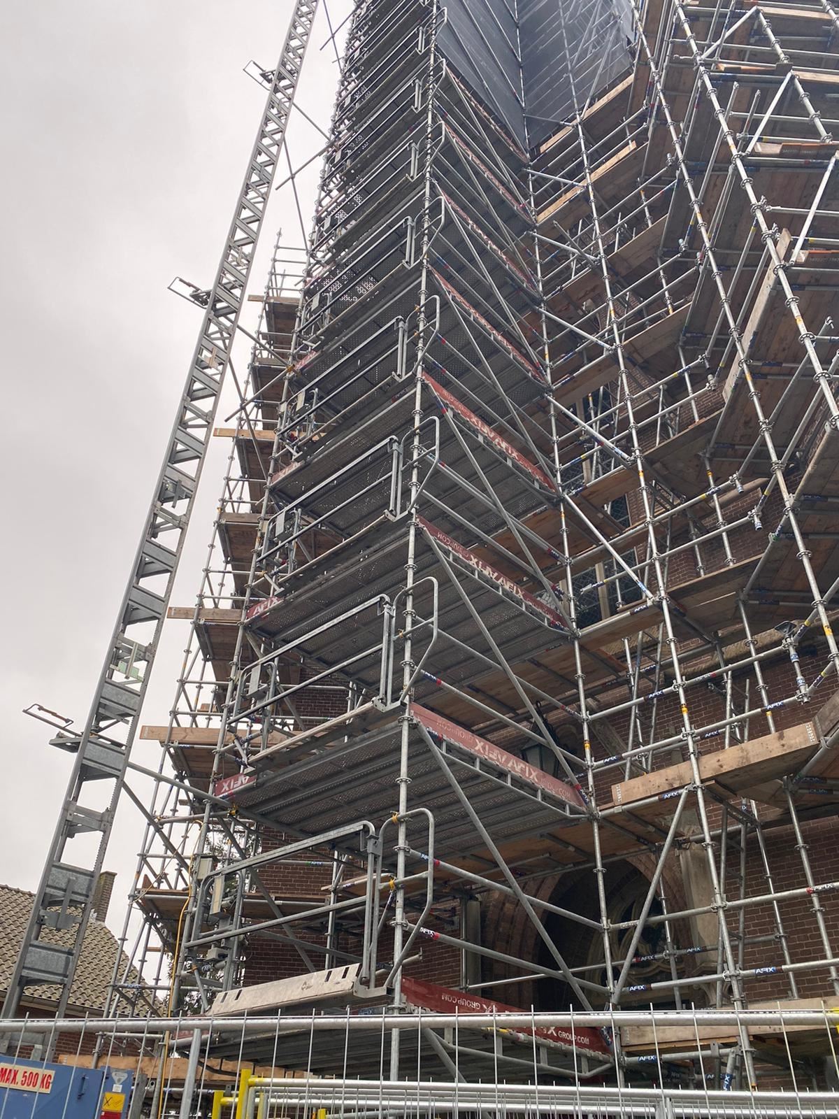 Afix fast X52 kerk renovatiesteiger met laadplatform kerk in Elhout - DAW