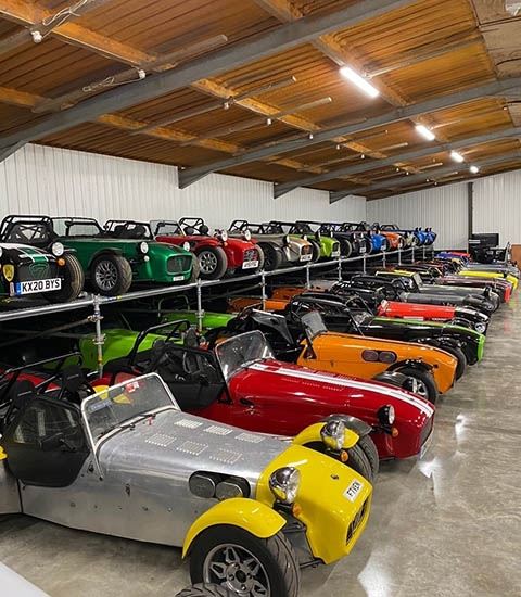 Afix fast X52 scaffold platform for oldtimer showroom - Caterham 