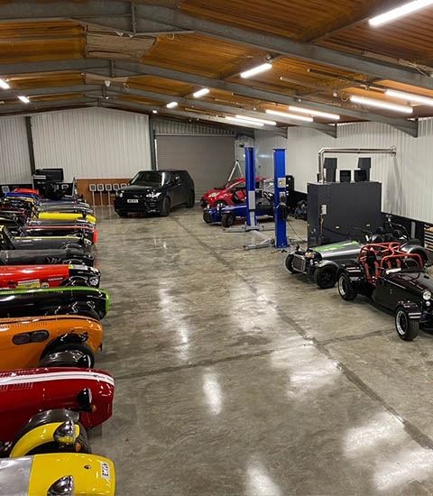 Afix fast X52 scaffold platform for oldtimer showroom - Caterham 