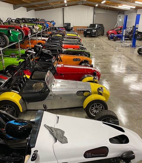 Afix fast X52 scaffold platform for oldtimer showroom - Caterham 