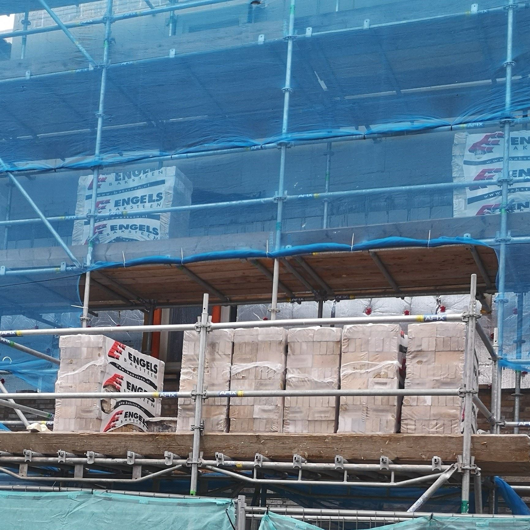 Afix fast X52 metsel steiger met steiger planken en steiger netten - bakstenen stapelen