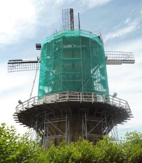 Afix fast X52 renovatiesteiger met steigernet voor Hollandse molen in Bergambacht