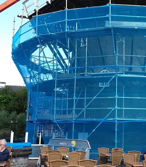 Afix fast X52 renovatiesteiger met steigernet voor Hollandse molen in Bergambacht