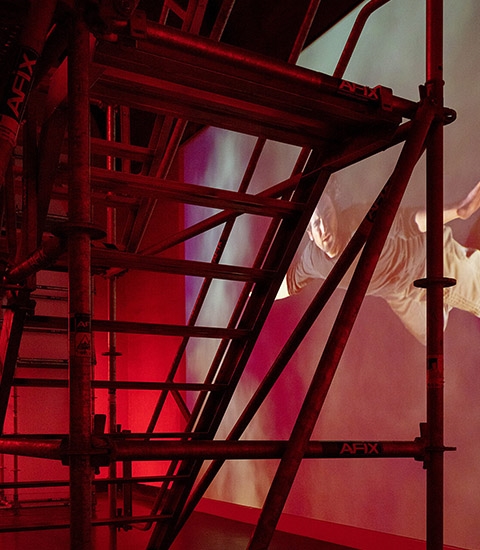 Afix fast X52 hoogte steiger met loopplatform voor tentoonstelling Diaz Morales - Kunsthal Gent 