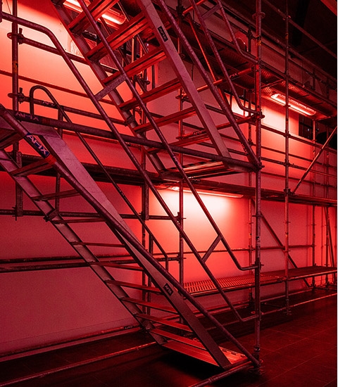 Afix fast X52 hoogte steiger met loopplatform voor tentoonstelling Diaz Morales - Kunsthal Gent 