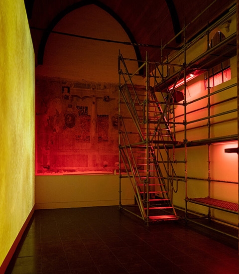 Afix fast X52 hoogte steiger met loopplatform voor tentoonstelling Diaz Morales - Kunsthal Gent 