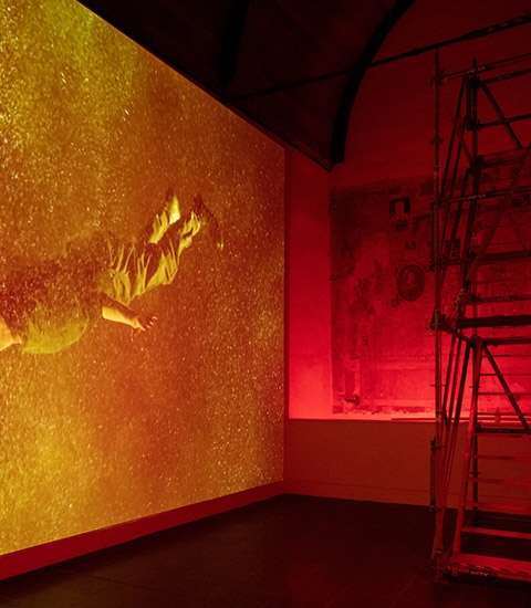 Afix fast X52 hoogte steiger met loopplatform voor tentoonstelling Diaz Morales - Kunsthal Gent 