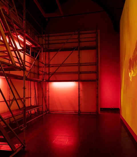 Afix fast X52 hoogte steiger met loopplatform voor tentoonstelling Diaz Morales - Kunsthal Gent 