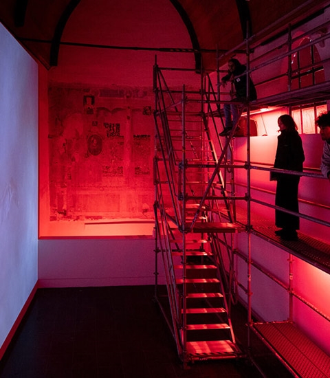 Afix fast X52 hoogte steiger met loopplatform voor tentoonstelling Diaz Morales - Kunsthal Gent 