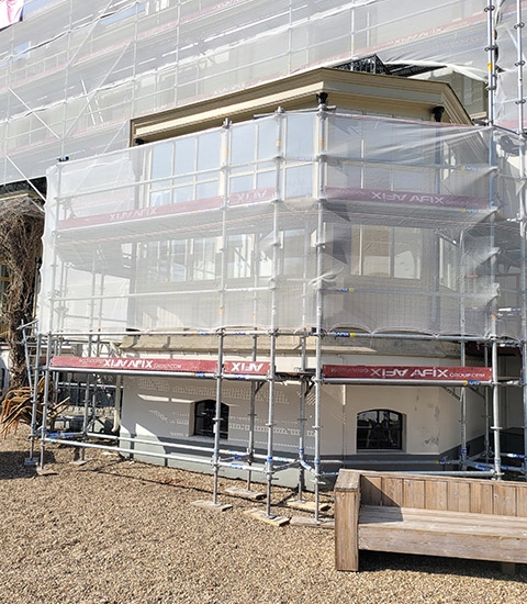 Afix fast X52 renovation scaffold with safety net - Synensis Eerbeek