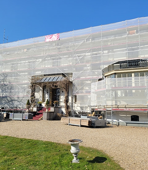 Afix fast X52 renovation scaffold with safety net - Synensis Eerbeek