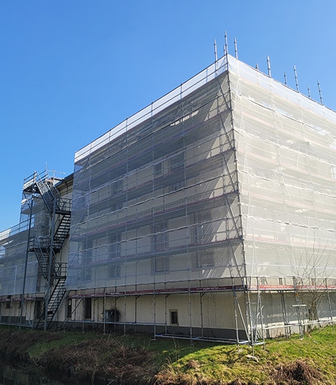 Afix fast X52 renovation scaffold with safety net - Synensis Eerbeek
