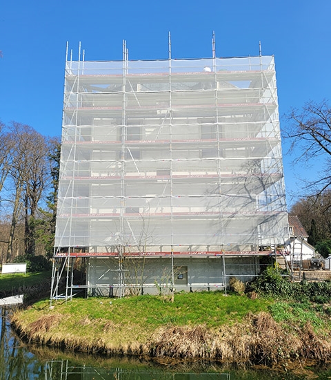 Afix fast X52 renovation scaffold with safety net - Synensis Eerbeek