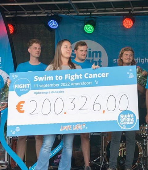 22 04 Swim to fight Cancer