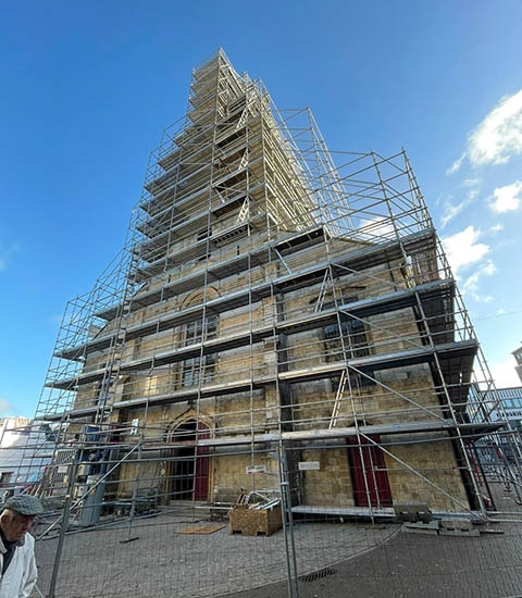 24 05 OLV kerk in Zottegem inbraak de steigers